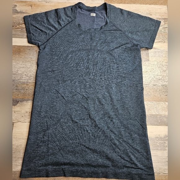 Lululrmon Navy Blue Swiftly Tech Tshirt Women's Size 8 - Picture 1 of 10